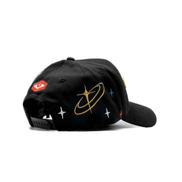 Bordado planetario en el lateral derecho de la gorra Detalle del lateral derecho con órbita dorada y estrellas multicolores en la gorra Galaxy Studios