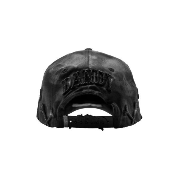 Detalle trasero centrado de la gorra Dandy Hats Deathrow con cierre ajustable Cierre snapback negro con logo bordado y detalle trasero DANDY en gorra Deathrow
