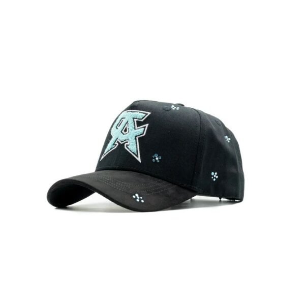 Gorra CA Tiffany lateral izquierdo Vista lateral izquierda mostrando bordados y visera curva con brillo