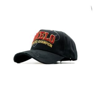 Detalle lateral derecho con bordado frontal “Canelo” y visera desgastada