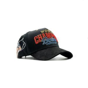 Gorra Dandy x Canelo con visera curva y bordado lateral en primer plano