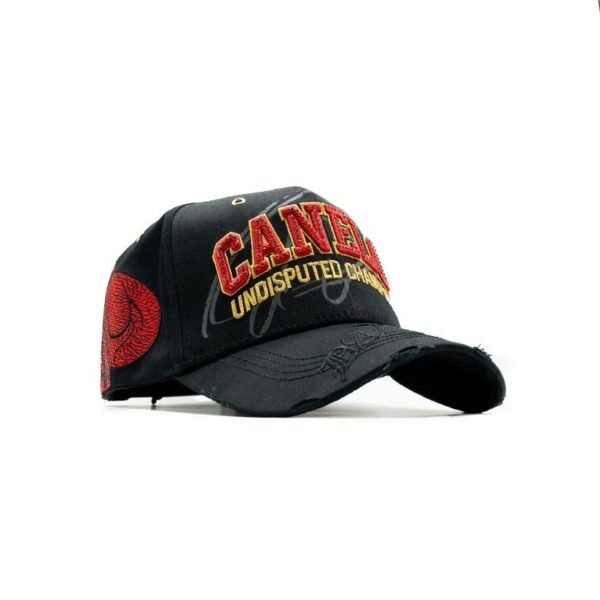 Gorra Canelo – Vista 34 izquierda Bordado “Canelo” en relieve y guantes rojos en costado izquierdo