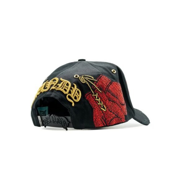 Gorra Canelo – Vista trasera en ángulo Diseño trasero con detalles de guantes en rojo y dorado