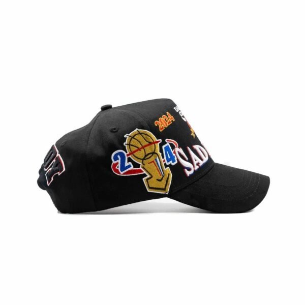 Gorra “Como Jordan” - Detalle Lateral Izquierdo con Trofeo Bordado de trofeo dorado con texto “2024” en el lateral izquierdo de la gorra Dandy x Junior H.