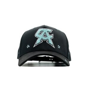 Vista frontal de la gorra negra "CA Tiffany" con logotipo bordado en azul y detalles brillantes