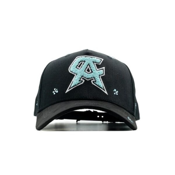 Gorra DANDY HATS x Canelo CA Tiffany vista frontal Vista frontal de la gorra negra "CA Tiffany" con logotipo bordado en azul y detalles brillantes