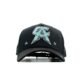 Vista frontal de la gorra negra "CA Tiffany" con logotipo bordado en azul y detalles brillantes