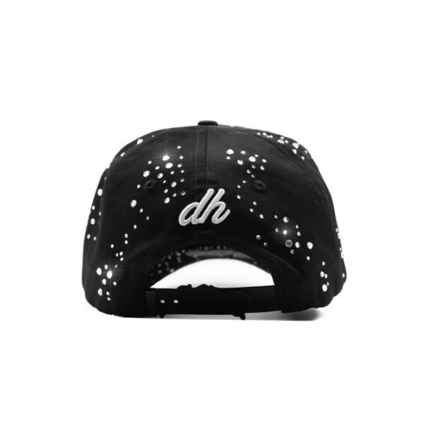 Gorra Dandy Black Crystal con logotipo “dh” en vista trasera Parte trasera centrada con logotipo bordado “dh” y cristales decorativos