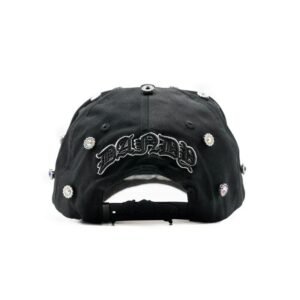 Parte trasera de la gorra con logo DANDY bordado y cierre ajustable