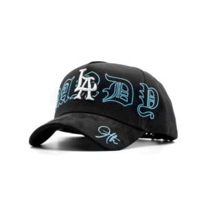 Gorra edición limitada negra con logo LA y letras góticas azules