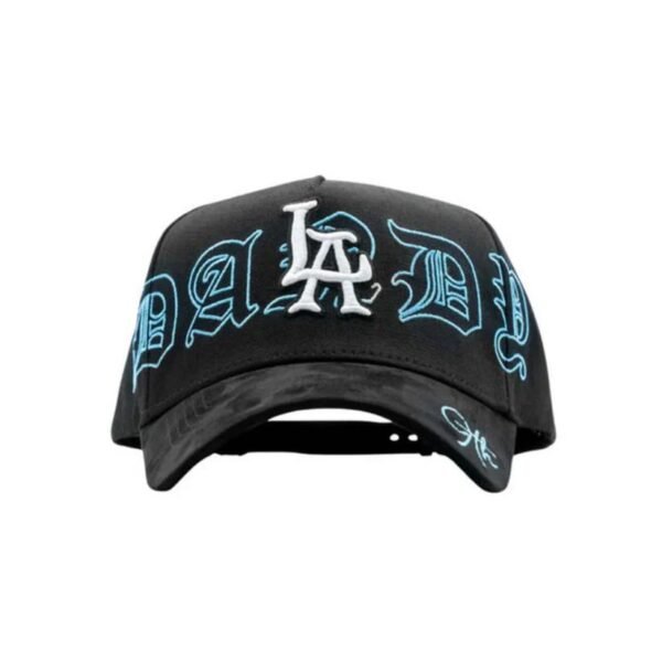 Gorra negra Dandy Hats con bordado azul y logo LA al frente, edición noveno aniversario