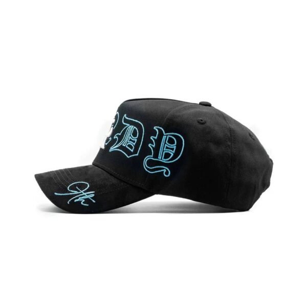 Gorra Dandy Hats 9th Anniversary – Vista Lateral Derecha Vista lateral derecha de la gorra con letras góticas “DD”