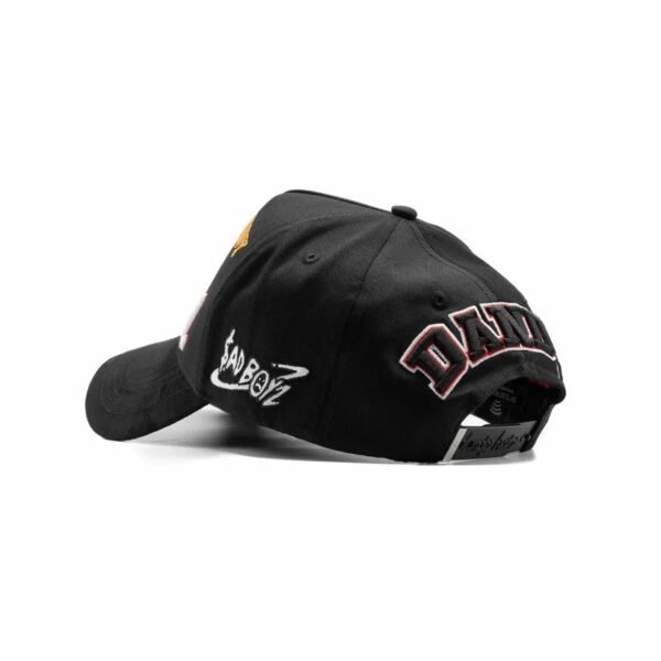 Gorra Dandy Hats “Como Jordan” - Vista Angular Posterior Vista diagonal trasera mostrando logo DANDY y diseño SAD BOYZ lateral bordado.