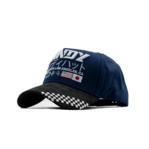 Gorra azul Dandy Hats con diseño racing y detalles bordados en japonés, vista diagonal frontal
