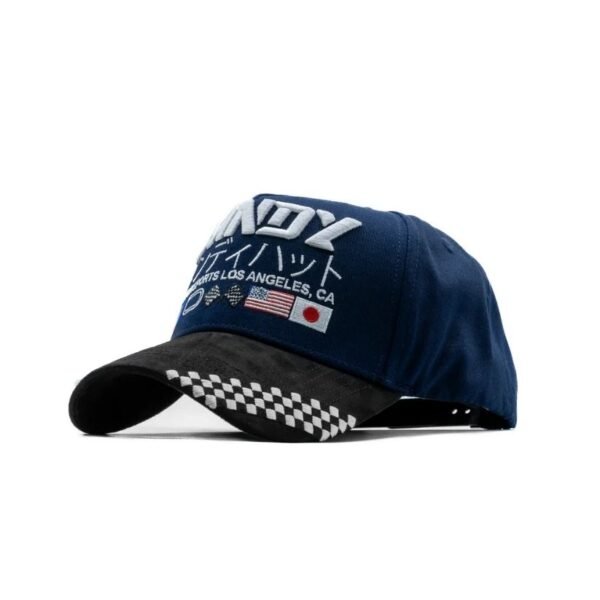 Gorra Dandy Hats Motorsports Blue vista en ángulo frontal con bordado en relieve Gorra azul Dandy Hats con diseño racing y detalles bordados en japonés, vista diagonal frontal