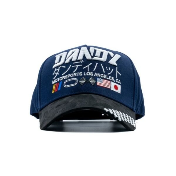 Gorra Dandy Hats Motorsports Blue vista frontal con bordado japonés y símbolos de carreras Gorra azul Dandy Hats modelo Motorsports Blue con bordado blanco, banderas y visera estilo bandera a cuadros