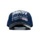 Gorra azul Dandy Hats modelo Motorsports Blue con bordado blanco, banderas y visera estilo bandera a cuadros