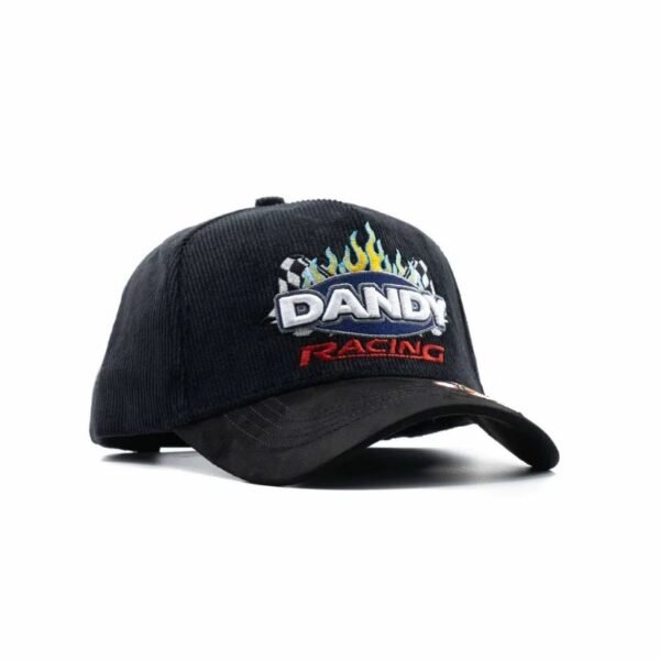 Gorra Dandy Hats Racing Flames – Ángulo izquierdo con logo frontal y detalles en visera Vista diagonal de la gorra con logo Dandy, llamas azules y diseño gráfico en visera curva