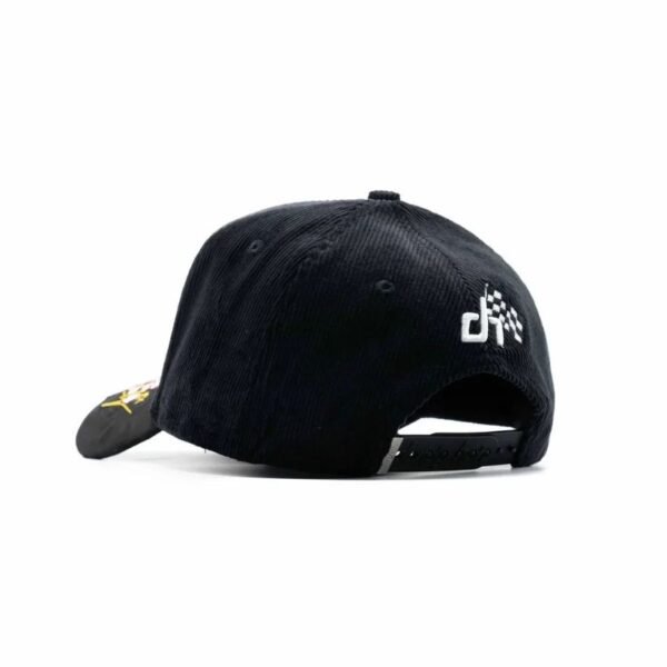 Gorra Dandy Hats Racing Flames – Parte trasera con logotipo dh y cierre ajustable Gorra Racing Flames vista trasera con logotipo dh bordado y cierre tipo snapback