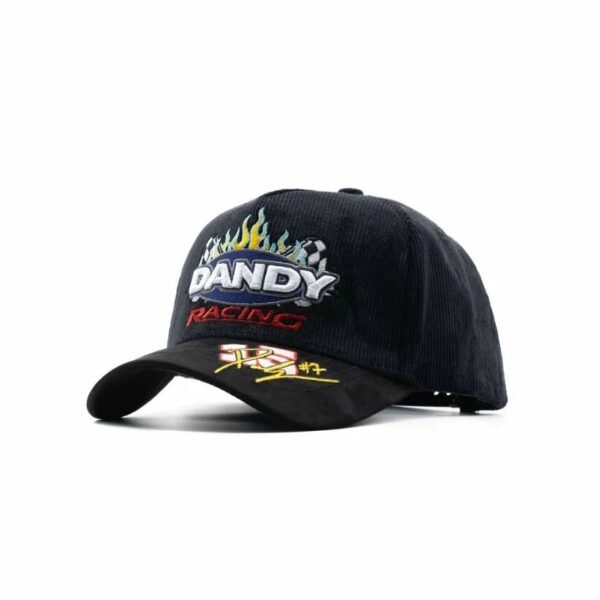 Gorra Dandy Hats Racing Flames – Vista frontal diagonal con bordado de llamas y racing Gorra negra Dandy Hats con diseño frontal de llamas, logo DANDY en 3D y texto RACING bordado