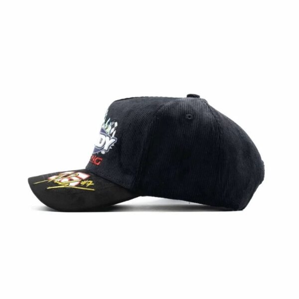 Gorra Dandy Hats Racing Flames – Vista lateral mostrando panel de pana y visera decorada Perfil lateral de gorra Racing Flames en pana negra con visera curva y bordado gráfico