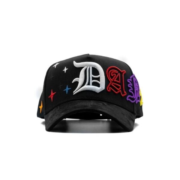 Frontal de gorra Dandy Hats negra con letras “DANDY” bordadas en colores brillantes y visera curva