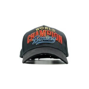Vista frontal de la gorra negra con bordado “World Champion Boxing” en rojo y azul