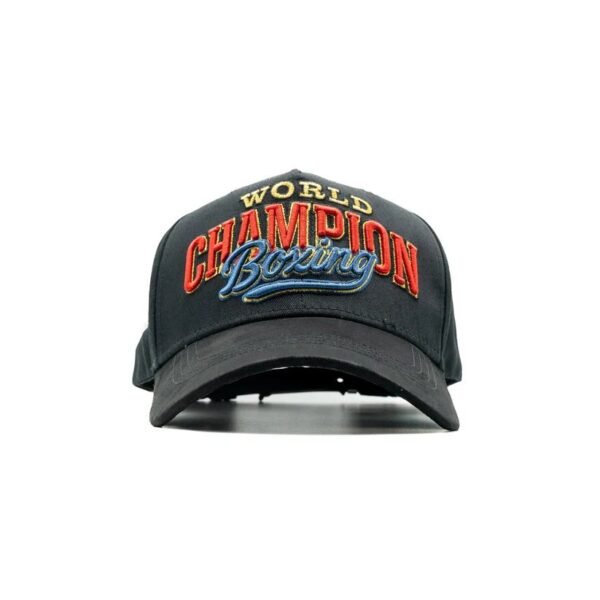 Gorra Dandy Hats x Canelo – Vista frontal completa Vista frontal de la gorra negra con bordado “World Champion Boxing” en rojo y azul