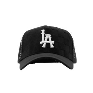 Vista frontal de la gorra Dandy Hats x LA Favoritas “Checkered Studs” en color negro con patrón ajedrezado y tachuelas metálicas