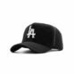Gorra negra estilo urbano con patrón ajedrezado y logo LA vista en ángulo lateral