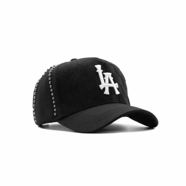 Gorra Dandy Hats x LA Favoritas vista derecha Gorra negra urbana con diseño ajedrezado y logo LA vista desde el lado derecho