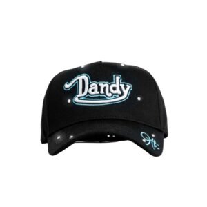 Gorra negra Dandy Ice Signature con bordado blanco y azul, pedrería brillante y firma en la visera