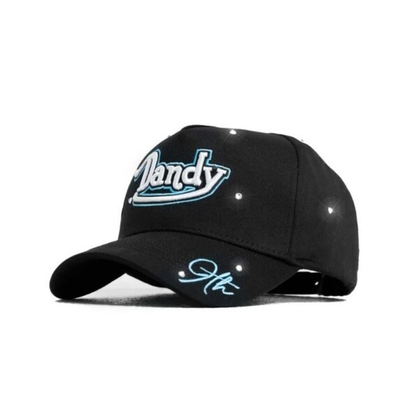 Gorra Dandy Ice Signature – Vista diagonal derecha Gorra urbana con incrustaciones brillantes y firma azul bordada en el ala