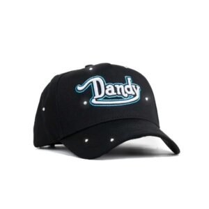 Vista lateral izquierda de gorra Dandy negra con bordado “Dandy” en azul y blanco