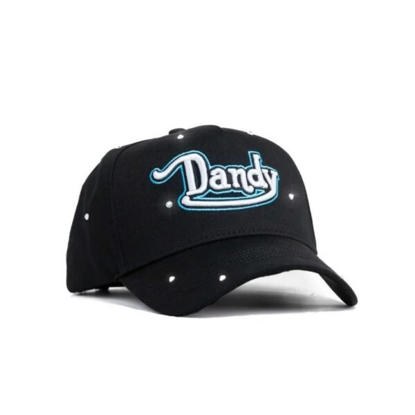 Gorra Dandy Ice Signature – Vista diagonal izquierda Vista lateral izquierda de gorra Dandy negra con bordado “Dandy” en azul y blanco