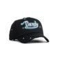 Vista lateral izquierda de gorra Dandy negra con bordado “Dandy” en azul y blanco