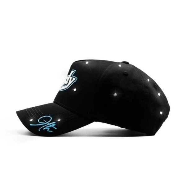 Gorra Dandy Ice Signature – Vista lateral completa Perfil lateral de gorra Dandy Ice con detalles brillantes sobre negro