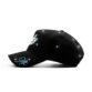 Perfil lateral de gorra Dandy Ice con detalles brillantes sobre negro