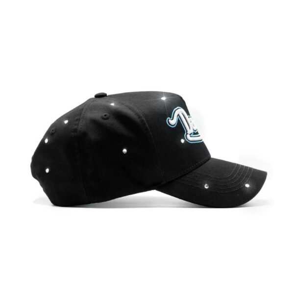 Gorra Dandy Ice Signature – Vista lateral izquierda completa Lado izquierdo de gorra con bordado “Dandy” y pedrería en toda la superficie