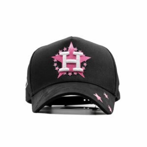 Gorra negra Dandy Hats con bordado frontal de estrella rosa y letra H blanca, diseño Junior H edición limitada.