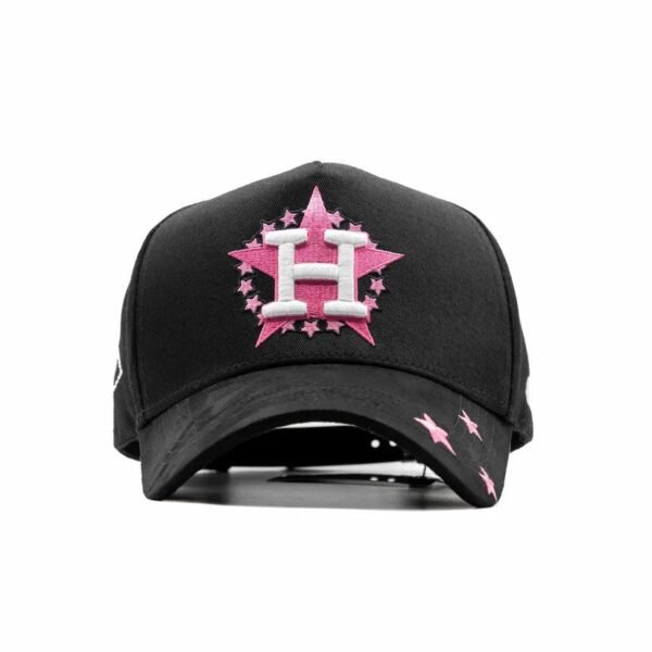Gorra Dandy x Junior H “Clave Ali” - Vista Frontal con Estrella Rosa Gorra negra Dandy Hats con bordado frontal de estrella rosa y letra H blanca, diseño Junior H edición limitada.