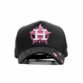 Gorra negra Dandy Hats con bordado frontal de estrella rosa y letra H blanca, diseño Junior H edición limitada.