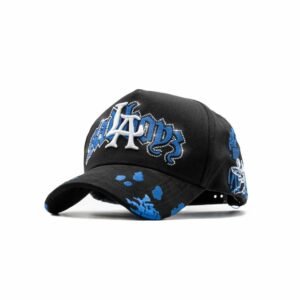 Gorra negra Dandy Hats con bordados azules y logo LA en blanco, vista en ángulo frontal.
