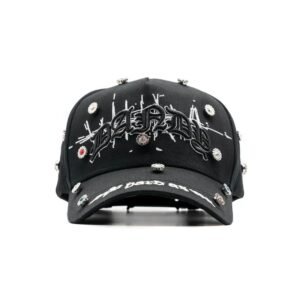 Vista frontal de la gorra negra con pedrería y logo bordado DANDY