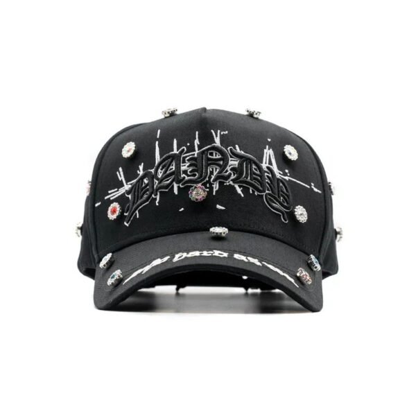 Vista frontal de la gorra negra con pedrería y logo bordado DANDY