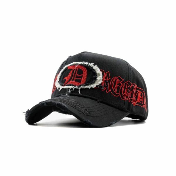 Gorra Distressed Vista 34 con Look Desgastado Vista tres cuartos de la gorra mostrando los detalles envejecidos y bordado lateral en rojo.