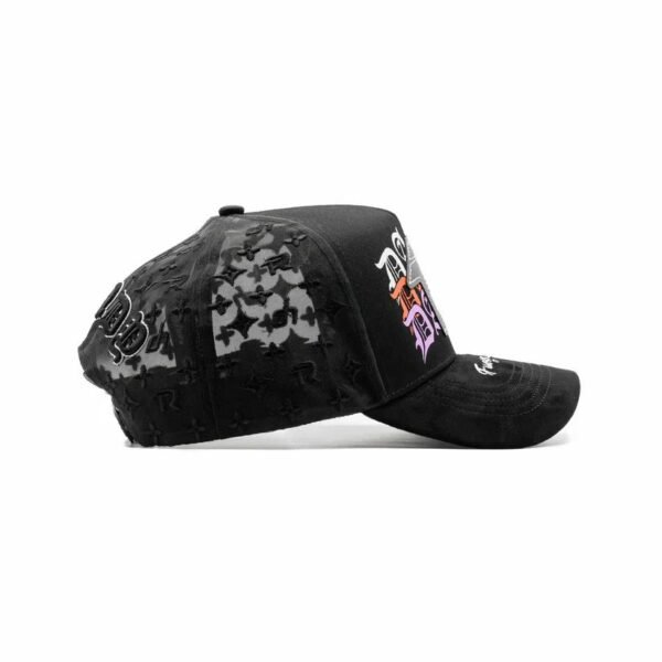 Gorra FR DANDY – Vista lateral derecha y perfil bordado Perfil derecho de la gorra FR DANDY con visibilidad del diseño completo