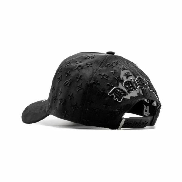 Gorra FR DANDY – Vista trasera con diseño monograma y logotipo Parte trasera de la gorra FR DANDY con logotipo bordado y broche ajustable