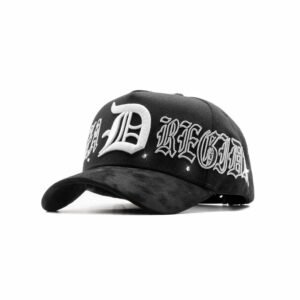 Gorra Dandy Hats x Fuerza Regida con diseño frontal “Fuerza Regida” y detalles brillantes