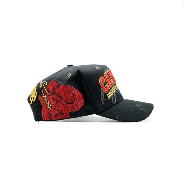 Gorra Negra “Pound for Pound” – Vista lateral izquierda Detalles laterales con guantes de boxeo bordados en rojo